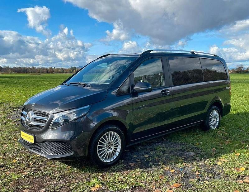 Grau Gebraucht 2022 Mercedes V220 Van / Kleinbus | 35.950 € (Guter Preis) - Bild 1/4