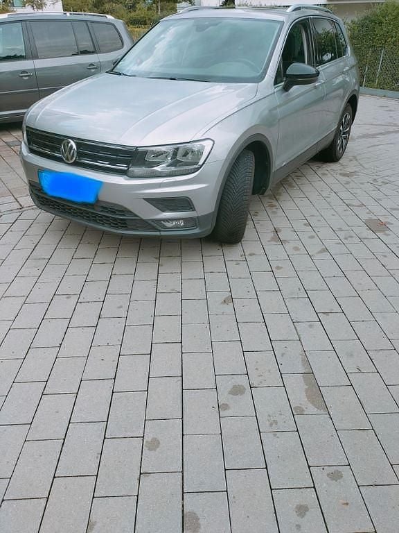 Grau Gebraucht 2019 VW Tiguan IQ Drive SUV | 27.700 € - Bild 1/4