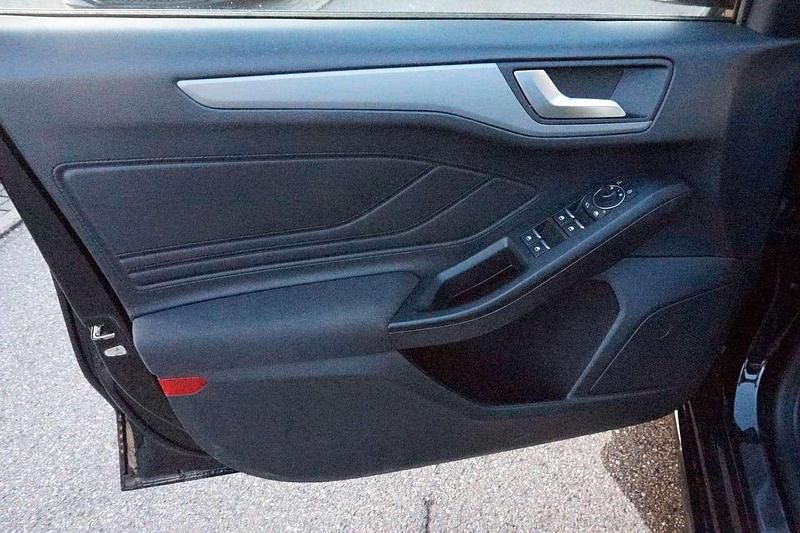 Gebraucht Ford Focus ST-Line 125 PS (91 kW) 2022 Obsidianschwarz metallic Kombi