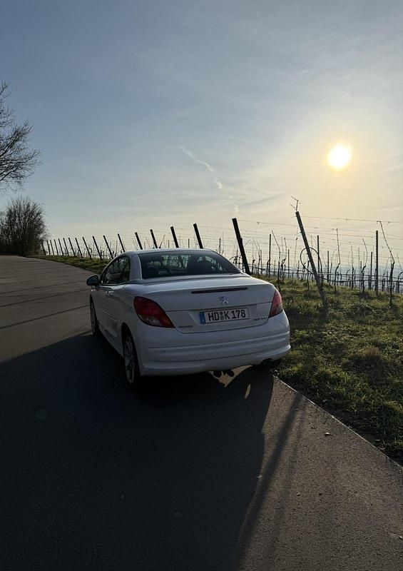 Weiß Gebraucht 2012 Peugeot 207 CC Cabrio | 2.300 € (Superpreis) - Bild 1/4