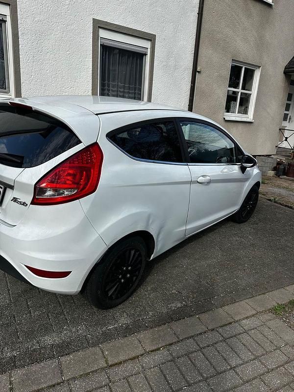 Gebraucht Ford Fiesta Trend 82 PS (60 kW) 2010 Weiß Kleinwagen