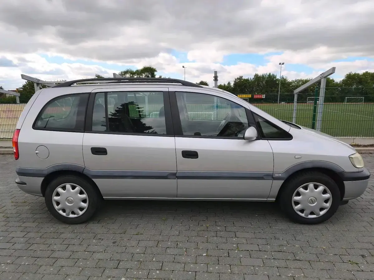 Gebraucht Opel Zafira 125 PS (91 kW) 2001 Silber Van / Kleinbus