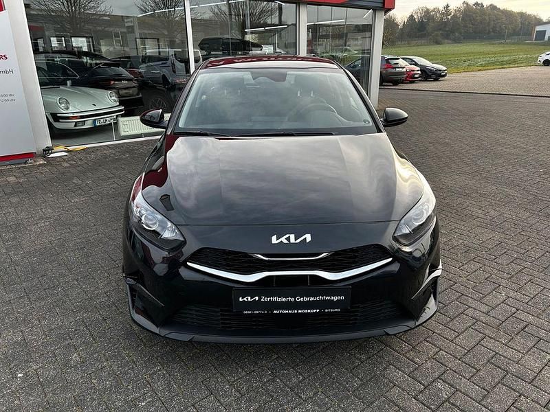 Gebraucht Kia Ceed Comfort 140 PS (102 kW) 2024 Schwarz Kleinwagen