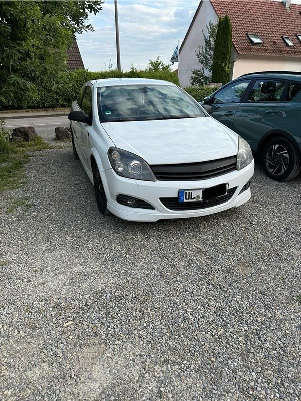 Weiß Gebraucht 2009 Opel Astra GTC OPC Coupé | 2.300 € (Fairer Preis) - Bild 1/4