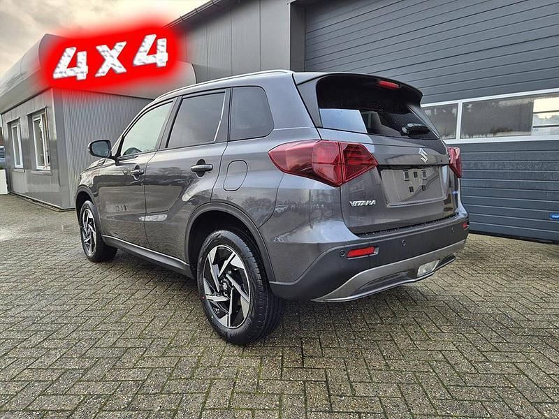 Titan dark gray pearl metallic Neu 2025 Suzuki Vitara Comfort+ | 28.470 € (Fairer Preis) - Bild 1/4