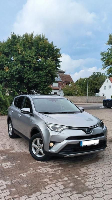 Silber Gebraucht 2018 Toyota RAV4 Hybrid Team SUV | 21.890 € (Fairer Preis) - Bild 1/4