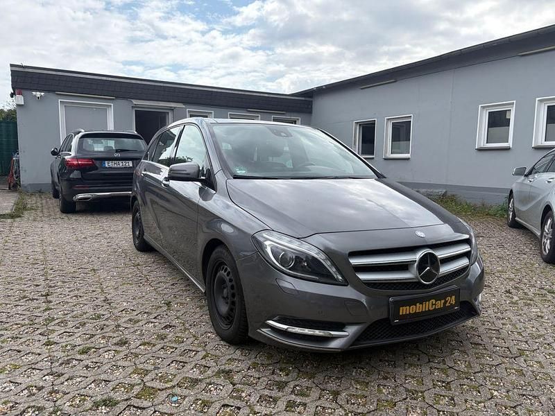 Grau Gebraucht 2013 Mercedes B200 Sport Van / Kleinbus | 6.700 € (Guter Preis) - Bild 1/4