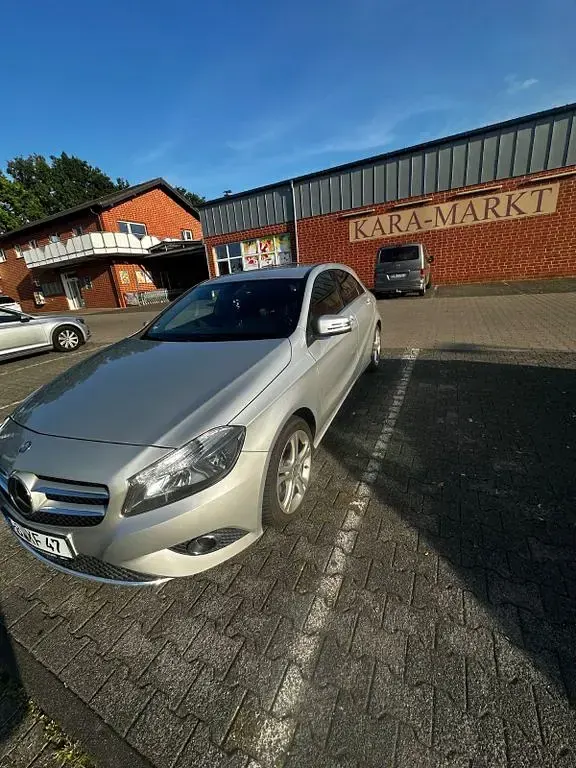 Gebraucht Mercedes A180 Style 109 PS (80 kW) 2013 Silber Limousine