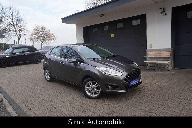 Grau Gebraucht 2016 Ford Fiesta Titanium Limousine | 6.999 € (Guter Preis) - Bild 1/4