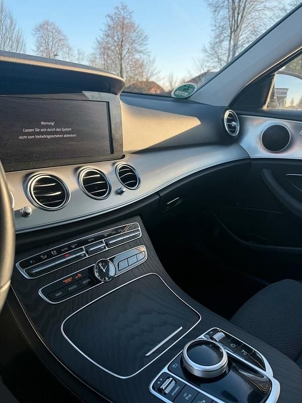 Gebraucht Mercedes E220 194 PS (142 kW) 2019 Weiß Kombi