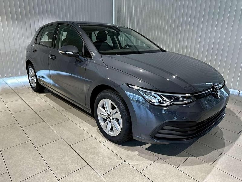 Delfingrau metallic Gebraucht 2024 VW Golf VIII Life Limousine | 25.990 € (Fairer Preis) - Bild 1/4