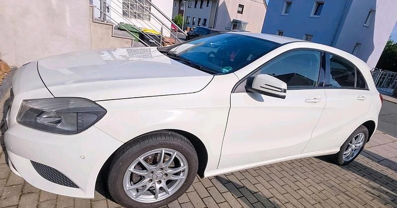 Weiß Gebraucht 2013 Mercedes A180 Limousine | 9.199 € (Guter Preis) - Bild 1/4