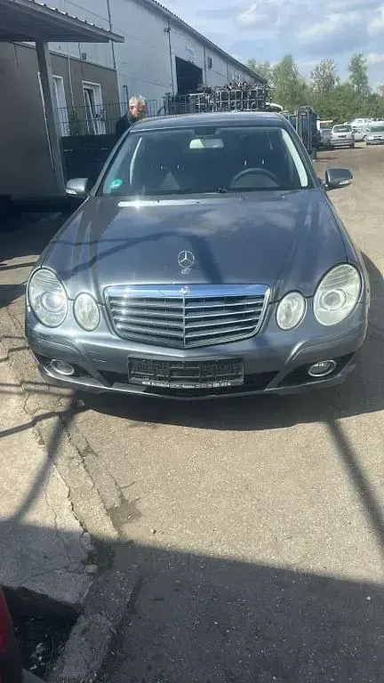 Gebraucht Mercedes E220 Classic 170 PS (125 kW) 2006 Blau Limousine