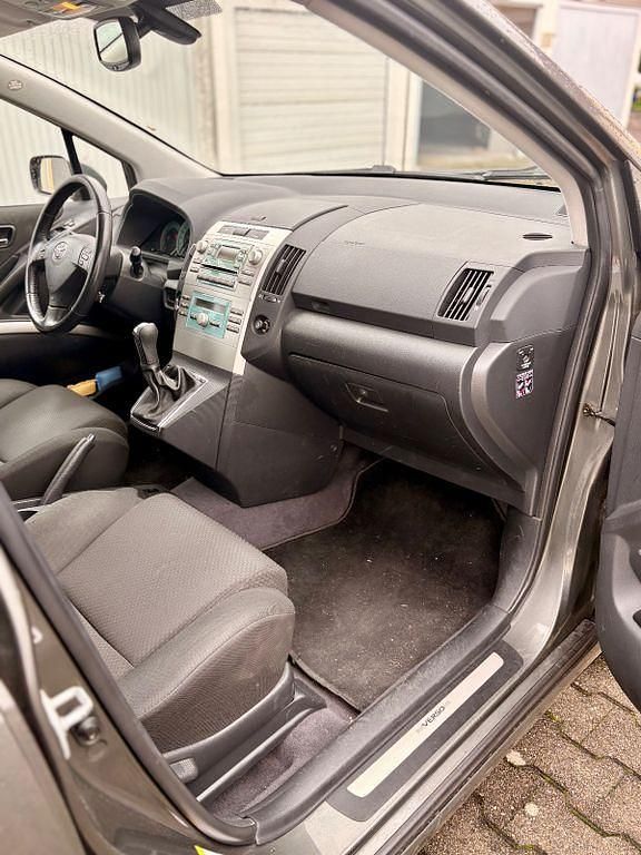 Grau Gebraucht 2005 Toyota Corolla Verso Sol Van / Kleinbus | 3.490 € (Fairer Preis) - Bild 1/4