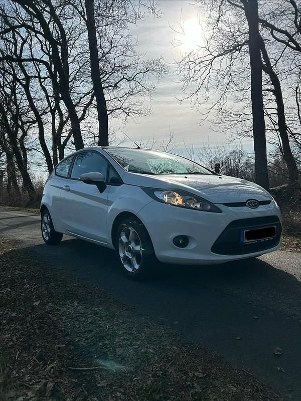 Gebraucht Ford Fiesta 60 PS (44 kW) 2010 Weiß Kleinwagen