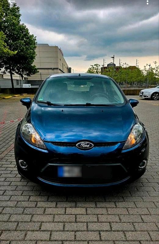 Gebraucht Ford Fiesta 60 PS (44 kW) 2012 Blau Kleinwagen