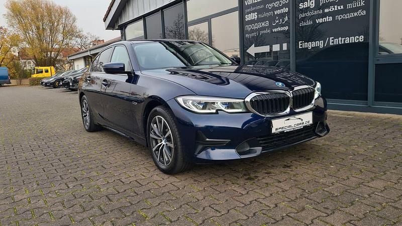 Blau Gebraucht 2021 BMW 330e Sport Line Limousine | 26.990 € (Superpreis) - Bild 1/4