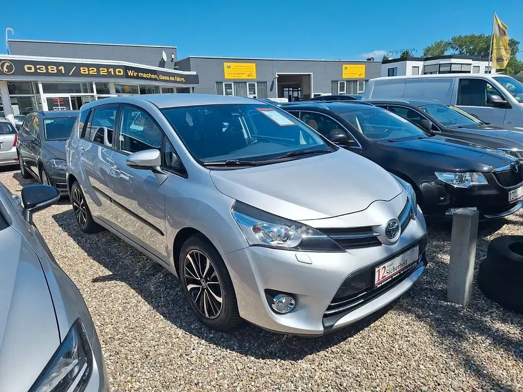 Gebraucht Toyota Verso Edition-S 147 PS (108 kW) 2018 Silber Van / Kleinbus