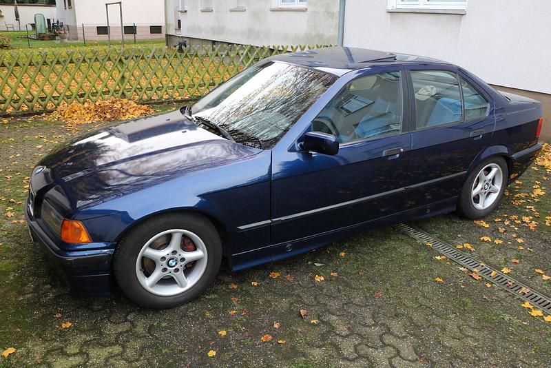 Blau Gebraucht 1991 BMW 316 Limousine | 1.700 € - Bild 1/4