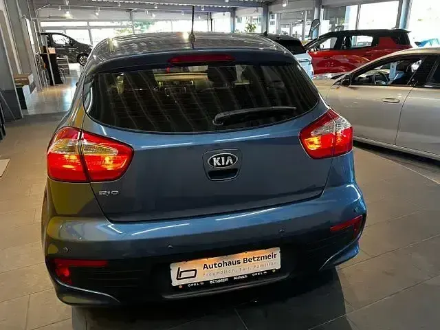 Gebraucht Kia Rio 109 PS (80 kW) 2017 Urban blue (metallic) Limousine