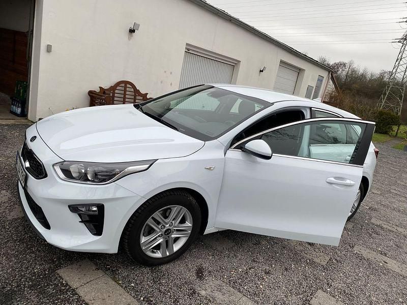 Weiß Gebraucht 2021 Kia Ceed Vision Limousine | 18.700 € (Fairer Preis) - Bild 1/4