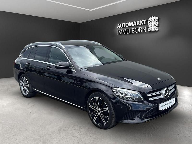 Obsidianschwarz metalliclack (metallic) Gebraucht 2021 Mercedes C300e Kombi | 20.950 € (Superpreis) - Bild 1/4