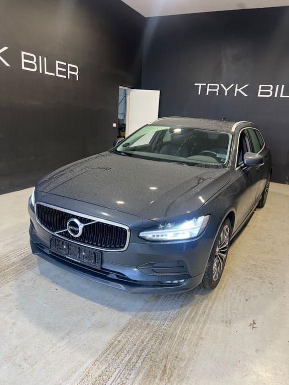 Grau Gebraucht 2020 Volvo V90 Momentum Kombi | 14.500 € - Bild 1/4