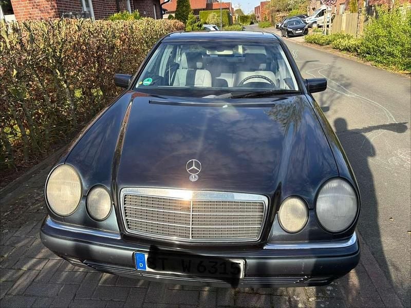 Gebraucht Mercedes E200 136 PS (100 kW) 1998 Schwarz Limousine