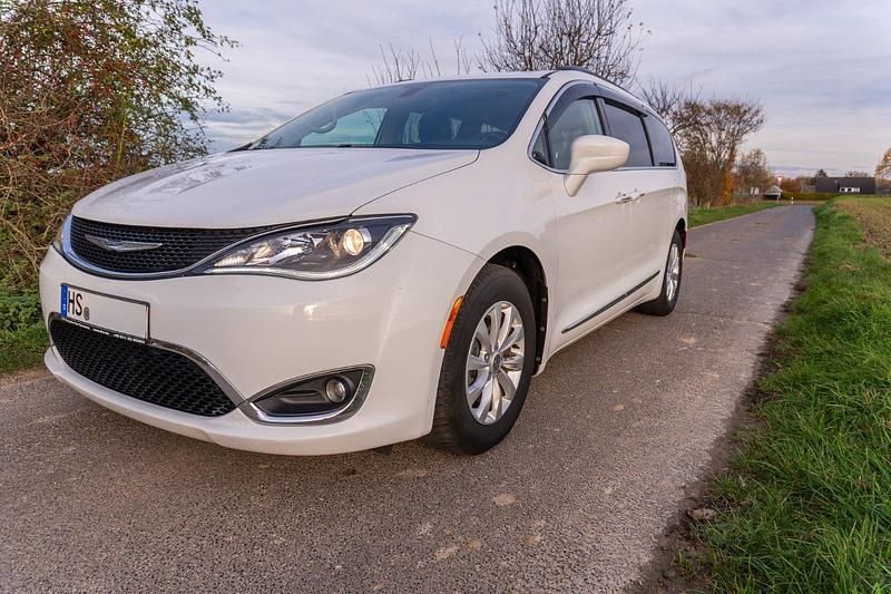 Weiß Gebraucht 2016 Chrysler Pacifica Van / Kleinbus | 16.450 € - Bild 1/4