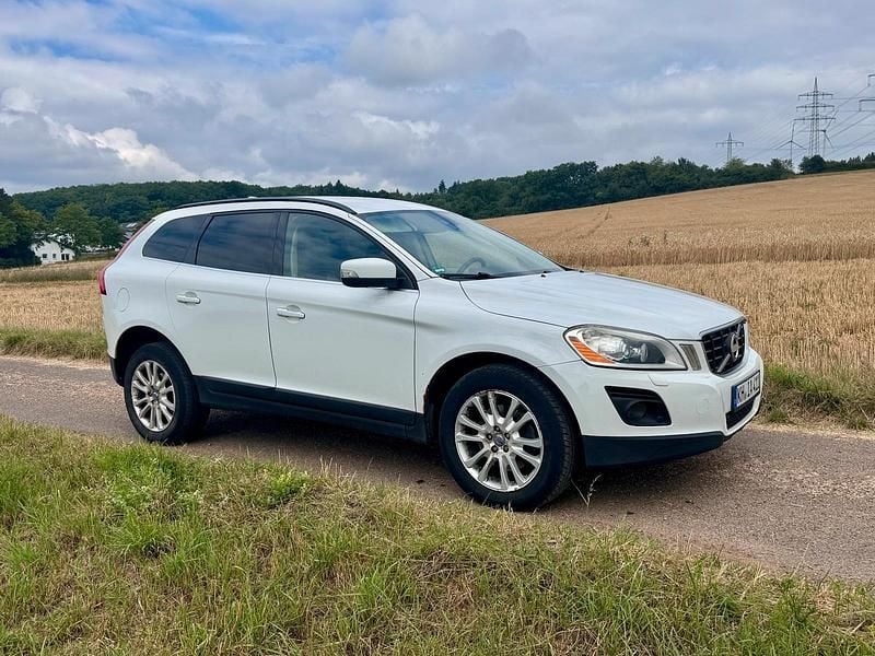 Weiß Gebraucht 2009 Volvo XC60 Summum SUV | 8.200 € (Fairer Preis) - Bild 1/4