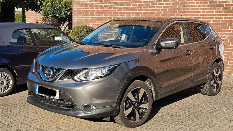 Grau Gebraucht 2015 Nissan Qashqai 360º SUV | 10.000 € (Guter Preis) - Bild 1/4