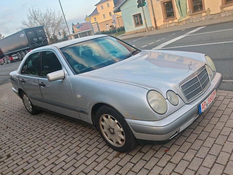 Silber Gebraucht 2000 Mercedes E200 Classic Limousine | 1.490 € (Superpreis) - Bild 1/4