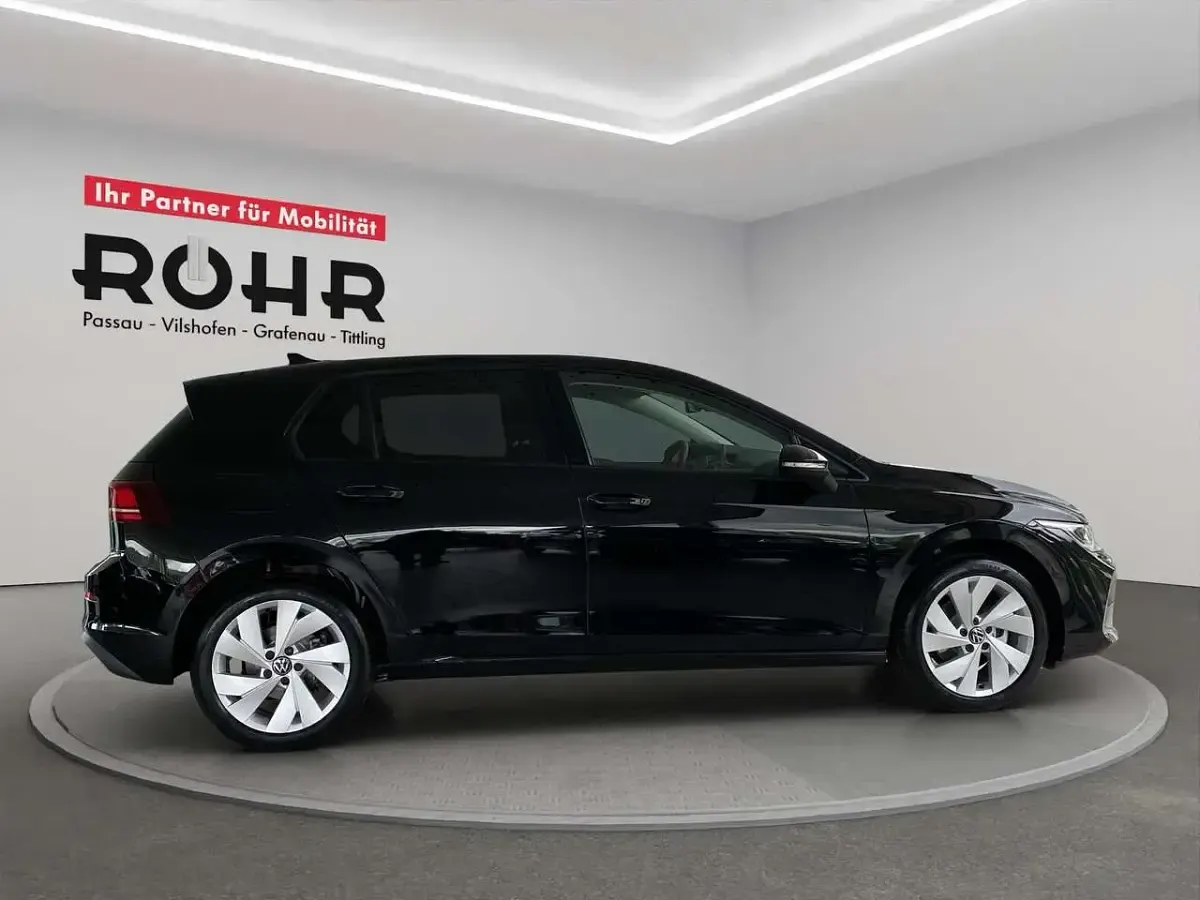 Gebraucht VW Golf VIII 150 PS (110 kW) 2026 Grenadillschwarz metallic Limousine