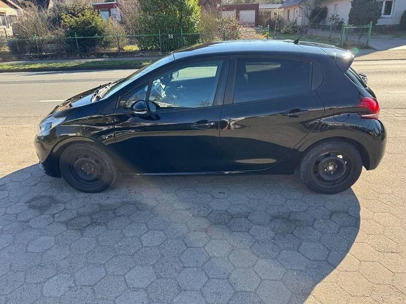 Gebraucht Peugeot 208 Active 99 PS (72 kW) 2017 Farbe encreblau oder dark blu Kleinwagen