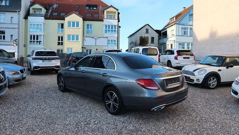 Gebraucht Mercedes E220 194 PS (142 kW) 2020 Selenitgrau  metalliclack (metallic) Limousine