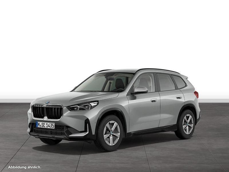 Spacesilber metallic Gebraucht 2024 BMW X1 Shadowline SUV | 45.354 € (Fairer Preis) - Bild 1/3