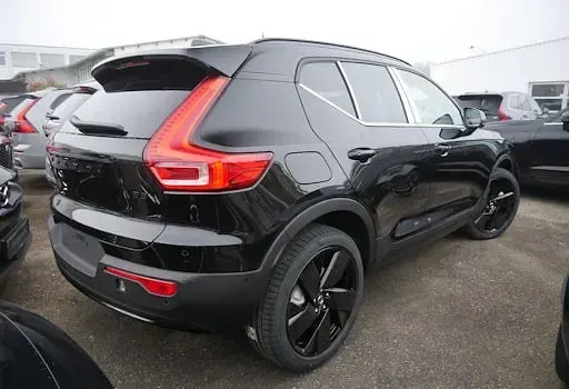 Neu Volvo XC40 Plus 163 PS (119 kW) 2025 Onyx schwarz SUV