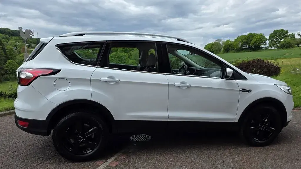 Gebraucht Ford Kuga Titanium 150 PS (110 kW) 2019 Weiß SUV
