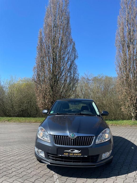 Grau Gebraucht 2011 Skoda Fabia Ambiente Limousine | 3.495 € (Fairer Preis) - Bild 1/4