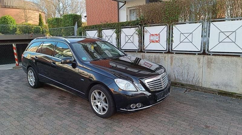 Schwarz Gebraucht 2010 Mercedes E200 Elegance Kombi | 5.999 € (Superpreis) - Bild 1/4
