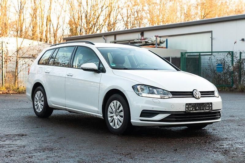 Weiß Gebraucht 2018 VW Golf VII Trendline Kombi | 11.890 € (Fairer Preis) - Bild 1/4