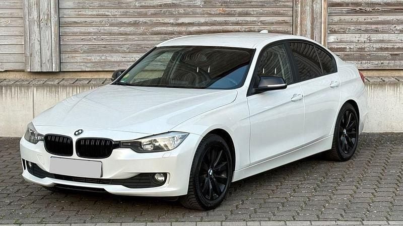 Gebraucht BMW 320 Advantage 163 PS (119 kW) 2015 Weiß Limousine