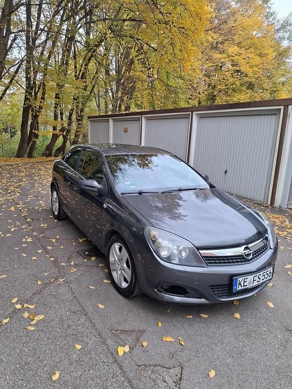 Grau Gebraucht 2009 Opel Astra Coupé | 1.750 € (Guter Preis) - Bild 1/4