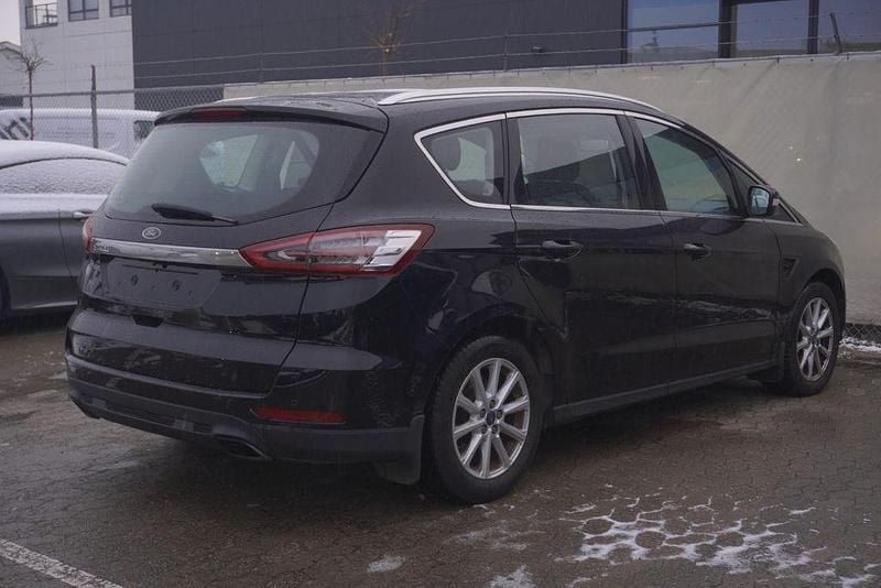 Käytetty Ford S-MAX Titanium 239 HP (175 kW) 2016 Musta Tila-auto