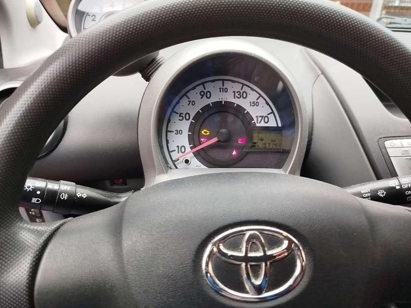 Gebraucht Toyota Aygo 68 PS (50 kW) 2010 Rot Kleinwagen