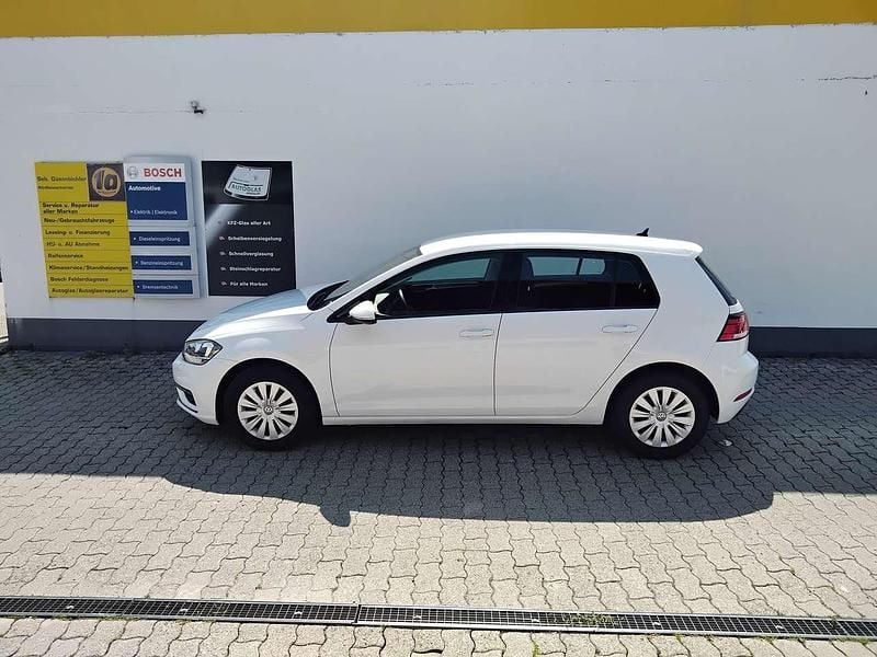 Pure white Gebraucht 2017 VW Golf VII Trendline Kleinwagen | 10.500 € (Fairer Preis) - Bild 1/4