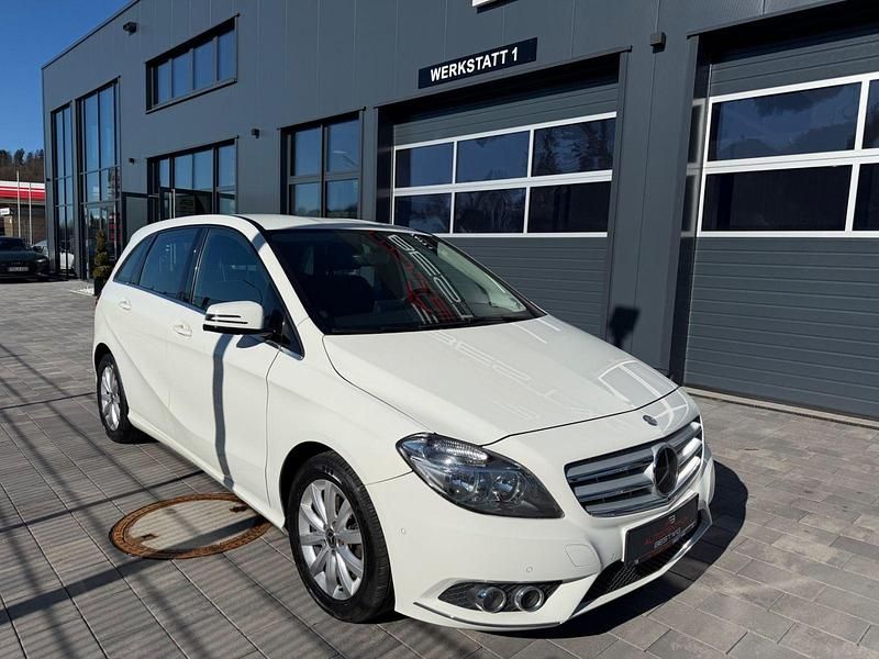 Gebraucht Mercedes B180 122 PS (89 kW) 2013 Weiß Van / Kleinbus
