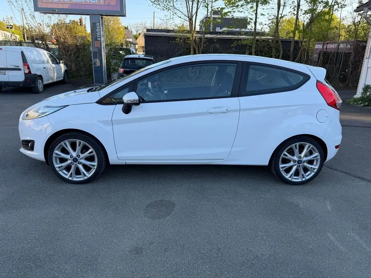 Gebraucht Ford Fiesta Celebration 101 PS (74 kW) 2017 Weiß Kleinwagen
