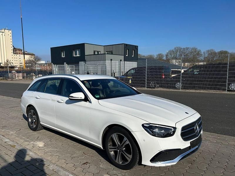 Gebraucht Mercedes E220 Avantgarde 200 PS (147 kW) 2023 Weiß Limousine