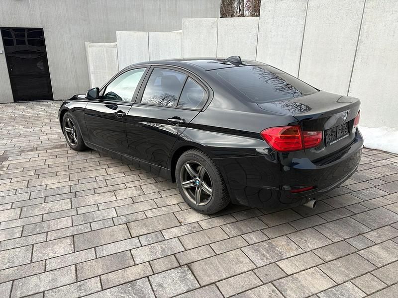 Gebraucht BMW 320 180 PS (132 kW) 2013 Schwarz Limousine